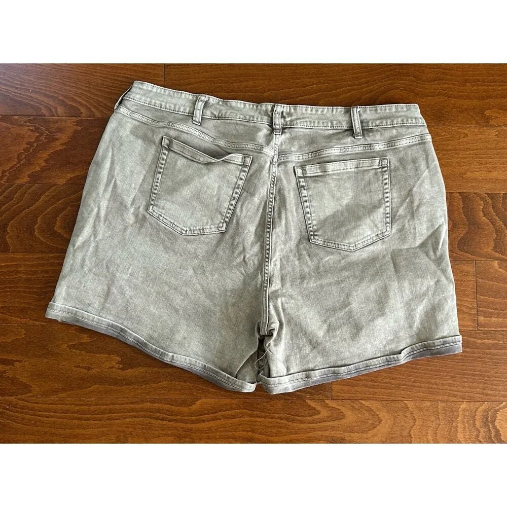 Torrid Size 24 Boyfriend Vintage Stretch Mid-Rise 5 Inch‎ Jean Shorts Smokestack
